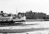 Vy från motsatta stranden. S/S Oulutar. Stadshotellet.