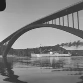 Fartyget Soela vid Sandöbron

