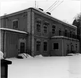 Constantin Falcks vårdhem. Huset uppfördes troligen kring 1850. Det köptes 1875 av Constantin Falck, Ådalskungen kallad. Troligen gjordes ombyggnaderna av herrgården när han gifte sig på 1880-talet med Hulda Bayard. Till gården hörde också ett stort jordbruk. Falck testamenterade gården till landstinget, som övertog den 1926 och lät inreda ett barnhem i huvudbyggnaden.