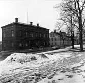 Domkapitelhuset. Uppfördes 1844 som gymnastik- och sånghus för Härnösands gymnasium efter ritningar av arkitekt C.G. Blom-Carlsson. År 1973 flyttades byggnaden från kvarteret Rådhuset vid Nybrogatan till  Nygatan 14. Byggnaden restaurerades då exteriört efter originalritningar