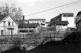 Hus på tomten bakom gamla sjukhuset där landstingets hus idag står. Foto från Viktoriagatan.