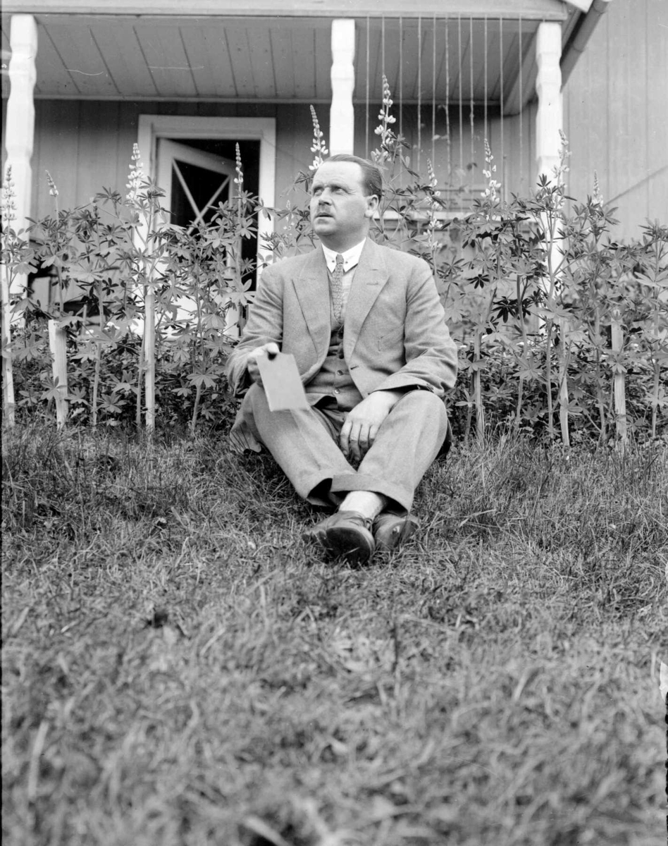 Marius Berge sittende foran blomsterbeddet - sommeren 1930.