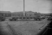 Lastade vagnar framför Panncentralen och Brandstationen, 1910