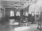 Arbetare vid arbetsbänk på CV, 1927