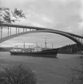 Fartyget Beira vid Sandöbron

