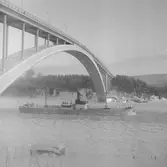 Fartyget Flora vid Sandöbron

