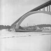 Fartyget Lis Frellsen vid Sandöbron