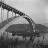 Fartyget Lennart Bratt vid Sandöbron

