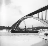 Fartyget Poznan vid Sandöbron

