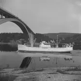 Fartyget Ryholm vid Sandöbron

