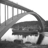 Fartyget Tento vid Sandöbron
