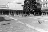 Framdragning av el till lyktorna på torget i Kramfors. I bakgrunden Domus. Till höger Försäkringskassan, Folktandvården och Textilfynd