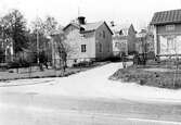 Bostadshus. Södra vägen där Sundsgatan korsar ner till båtvarvet.