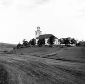 Häggdångers kyrka. Byggmästare Pehr Hagmansson. Efter 60 år byggdes torn på kyrkan (1840-t). Vitputsad stenkyrka. Orgel från 1855 av J Gustav Ek. Altartavla från 1795 av målare Anders Joakim Öberg från Härnösand. Altaruppsatsen från 1797-98 av bildhuggare Per Vestman från Hemsö.