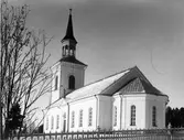 1911 eller 1912. Flera träkyrkor har avlöst varandra och de låg på kyrkplatsen i Mo. Den nuvarande kyrkan uppfördes av sten på motsatta sidan av älven. Arkitekt var Ludvig Hedin och kyrkan har torn i väster och femsidigt kor i öster. Två stora restaureringar har utförts 1903 och 1970-71. Från den gamla kyrkan kommer inredningen som nu finns i lillkyrkan från 1970-71. Medeltida träskulpturer finns bevarade.
