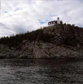 Högbonden, en av Sveriges högsta öar, utanför kusten mellan Bönhamn och Barsta. Ön är skogsbevuxen så när som klubbudden, en kal låglänt  klippig landtunga som sträcker sig ut från själva ön. På norra delen av ön ligger fyren, fyrvaktarbostaden och några uthus. 