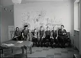 Personer i Folktandvårdens väntrum, Munkgatan 7, Västerås. C:a 1940-1950.