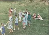 Dans kring midsommarstången vid Hembygdsgården Långåker 1:3 1993. I mitten skymtas Berny Gustafsson klädd i folkdräkt, Övriga namnuppgifter saknas.
Relaterade motiv: A03389 - A03408.