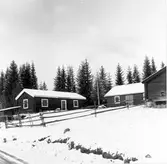 Djupdals fäbodar. Beskrivning; Nordöstra vallen: Vallen i östersluttning ner mot åker är oregelbundet bebyggd av sex timmerhus, de flesta rödfärgade, och ett enkelt kokhus av bräder med plåttäckt pulpettak. Husen är välhållna flertalet försedda med plåttak. Nedanför den sydvästra stugan står ett omålat fähus med påbyggt torrdass, en större lada och två rundtimrade ängslador med brädtak, små dörröppningar och högt placerad tröskel. Stugorna av enkelstugetyp har kokplatser av natur-sten utanför. Förutom slåtter tyder resterna av en kornhässja på att åkerbruk har bedrivits på fäboden. Vallarna längs vägen: Nordligast, väster om vägen, finns två delvis förändrade vallar med vardera timrad stuga och två fähus, varav ett dubbelfähus, samt två fritidsstugor med modern exteriör. Husen är i gott skick, utom två fähus med läckande sticktak. På norra vallen nära en rödfärgad enkelstuga står två vinkelställda fähus med skrätt resp. rundtimmer, det ena med ingång från långsidan och båsen utmed gavlarna. På södra vallen, i vinkel mot en stuga, står dubbelfähuset med vidbyggt torrdass och båsen längs gavelväggarna. Mittersta vallen öster om vägen omfattar tre rödfärgade timmerhus med tegel- /eternittak: en dubbelstuga med dörrar på långsidan, ett fähus och ett stall kring ett tun, delvis gräsmattetomt, inhägnad av ett enkelt staket av stolpar och liggande slanor. Stallbyggnaden med brädslagen regelstomme och timrad avdelning för hö har dubbelport på långsidan. På södra vallen väster om vägen står endast gammal ängslada, en fritidsstuga och vedbod. Ladan med varannan rännknut, varannan smalt kilat rundtimmer, har påbyggt brädskjul på baksidan. 