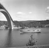 Fartyget Borne Marina vid Sandöbron

