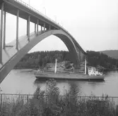 Fartyget Bremer Export vid Sandöbron

