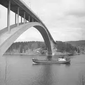 Fartyget Carri vid Sandöbron
