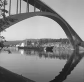 Fartyget Conger vid Sandöbron
