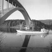 Fartyget Hermann Lühmann vid Sandöbron