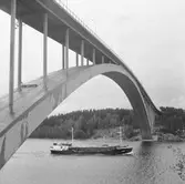 Fartyget Lumey vid Sandöbron

