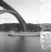 Fartyget Magula vid Sandöbron

