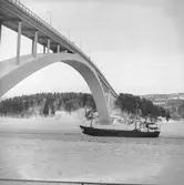 Fartyget Theseus vid Sandöbron
