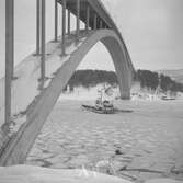 Fartyget Tyr vid Sandöbron
