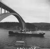 Fartyget Vestra vid Sandöbron

