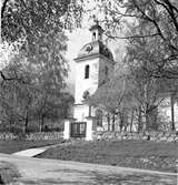 Högsjö gamla kyrka, sommar. Kyrkan invigdes 1789. Byggmästaren var Simon Geting från Sundsvall efter ritningar av Per Hagmansson bosatt i Sundsvall. Bildhuggaren till en del inredning är Pehr Westman från Hemsön. Predikstolen och altaruppsättningen i den nyklassicistiska stilen är Olof Hofréns arbete. Orgel tillverkades av J.G. Ek från Härnösand. Olof Hofrén fick i uppdrag att måla, ornera och förgylla orgelfasaden. Altartavlan föreställande korset på Golgatan är en målning av Sven Linnborg från början av 1900-talet.