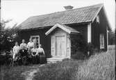 Familj i trädgård, Östhammar, Uppland