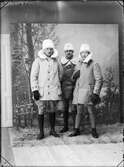 Ateljéporträtt - tre vinterklädda män, Östhammar, Uppland