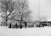 Kvinnor och män står ute i snön, Östhammar, Uppland