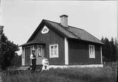 Familj utanför bostadshuset, Östhammar, Uppland