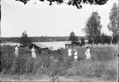 Barn och vuxna ute på äng, Östhammar, Uppland