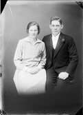 Ateljéporträtt - paret Olsson från Norrby, Valö socken, Uppland 1929