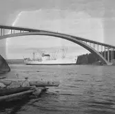 Fartyget Browind vid Sandöbron
