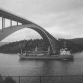 Fartyget Eemsborg vid Sandöbron

