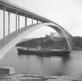 Fartyget Fura vid Sandöbron