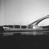 Fartyget Keban vid Sandöbron

