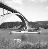 Fartyget Lungö vid Sandöbron

