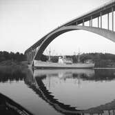 Fartyget Skogholm vid Sandöbron

