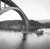 Fartyget Stensö vid Sandöbron
