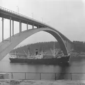 Fartyget Titan vid Sandöbron

