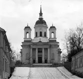 Härnösands domkyrka. Arkitekt Johan Adolf Hawerman.Nyklassistisk stil.Vitputsad stenkyrka med ett mittorn,två mindre torn och västfasad med pelarrad.En del inventarier från den äldre kyrkan blandannat altartavlan från 1700-talet.Treskeppigt kyrkorum.Orgel från 1731 av Johan Caliman med barockfasad av Magnus Granlund från Hudiksvall