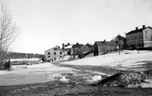 Stadsbebyggelse. Foto mot Ö. Omedelbart nedanför tvåvåningshuset på hög sockel längst till höger på bilden går Viktoriagatan, april 1963
